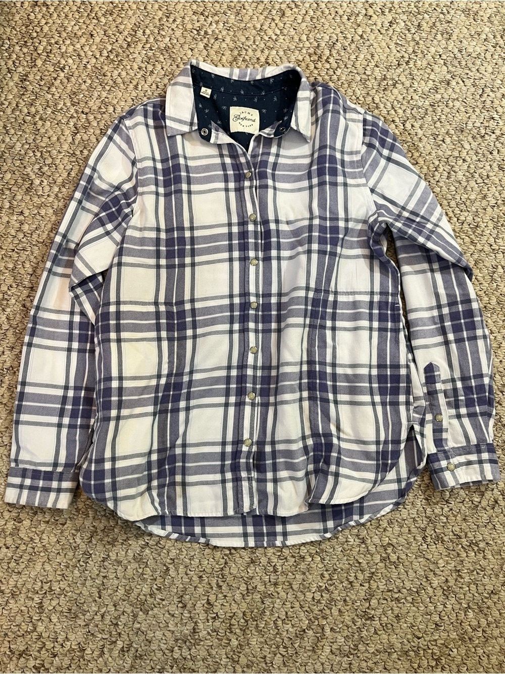Jachs Girlfriend women’s Button-Up Plaid Shirt in White and Navy size S